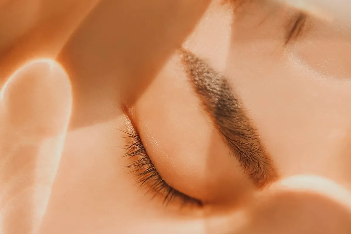 Detalle de un rostro con luz natural, fotografía ilustrativa