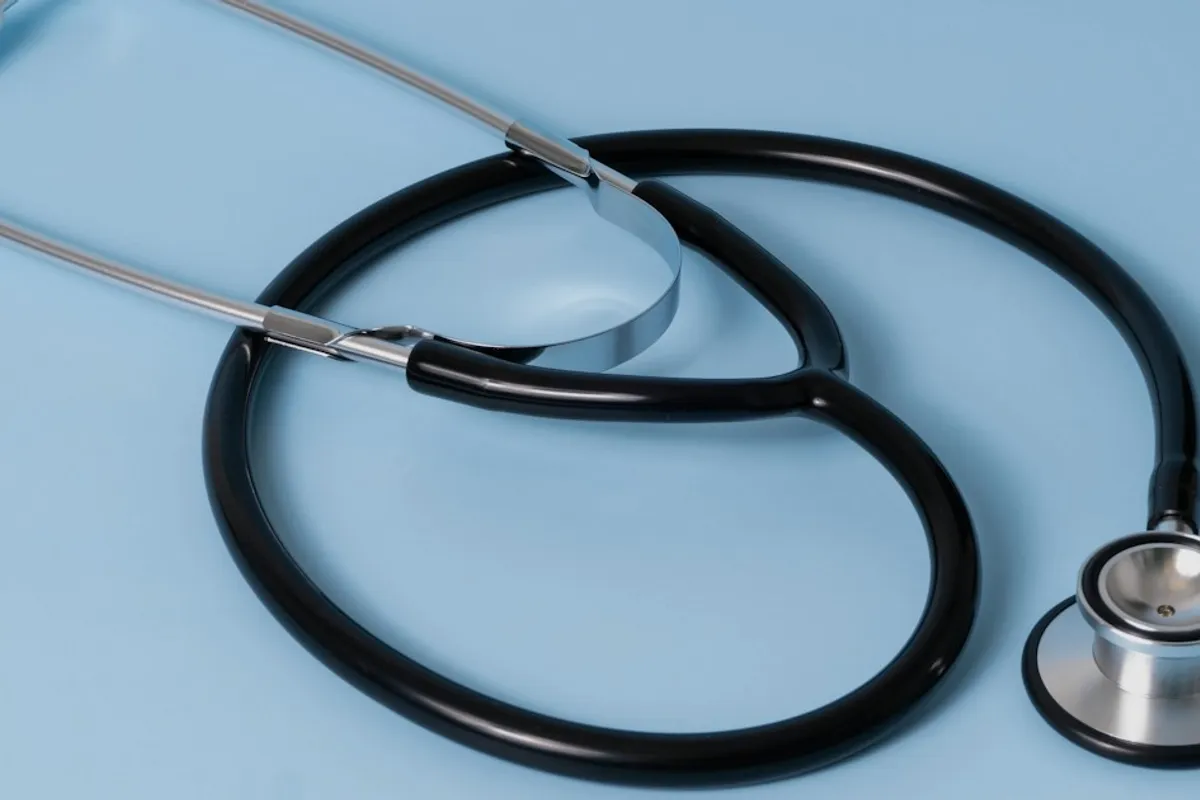 Estetoscopio sobre fondo azul, fotografía médica ilustrativa