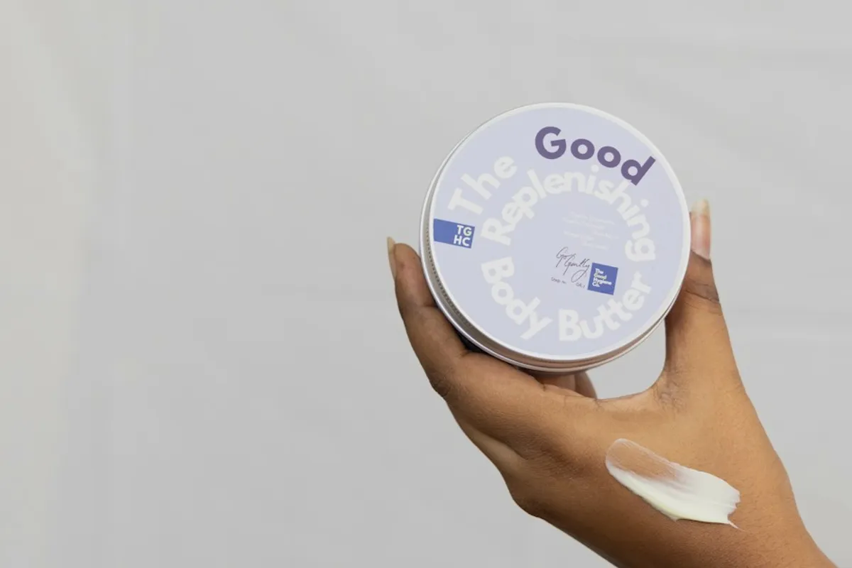 Crema sobre una mano, fotografía ilustrativa sin recomendación de marca