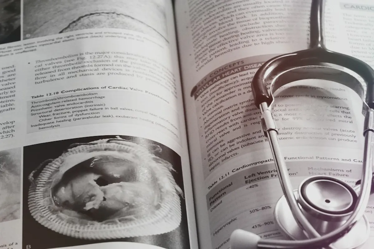 Libro de medicina abierto y estetoscopio, fotografía ilustrativa