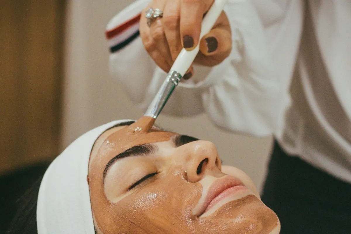 Application of a facial mask, illustrative photograph