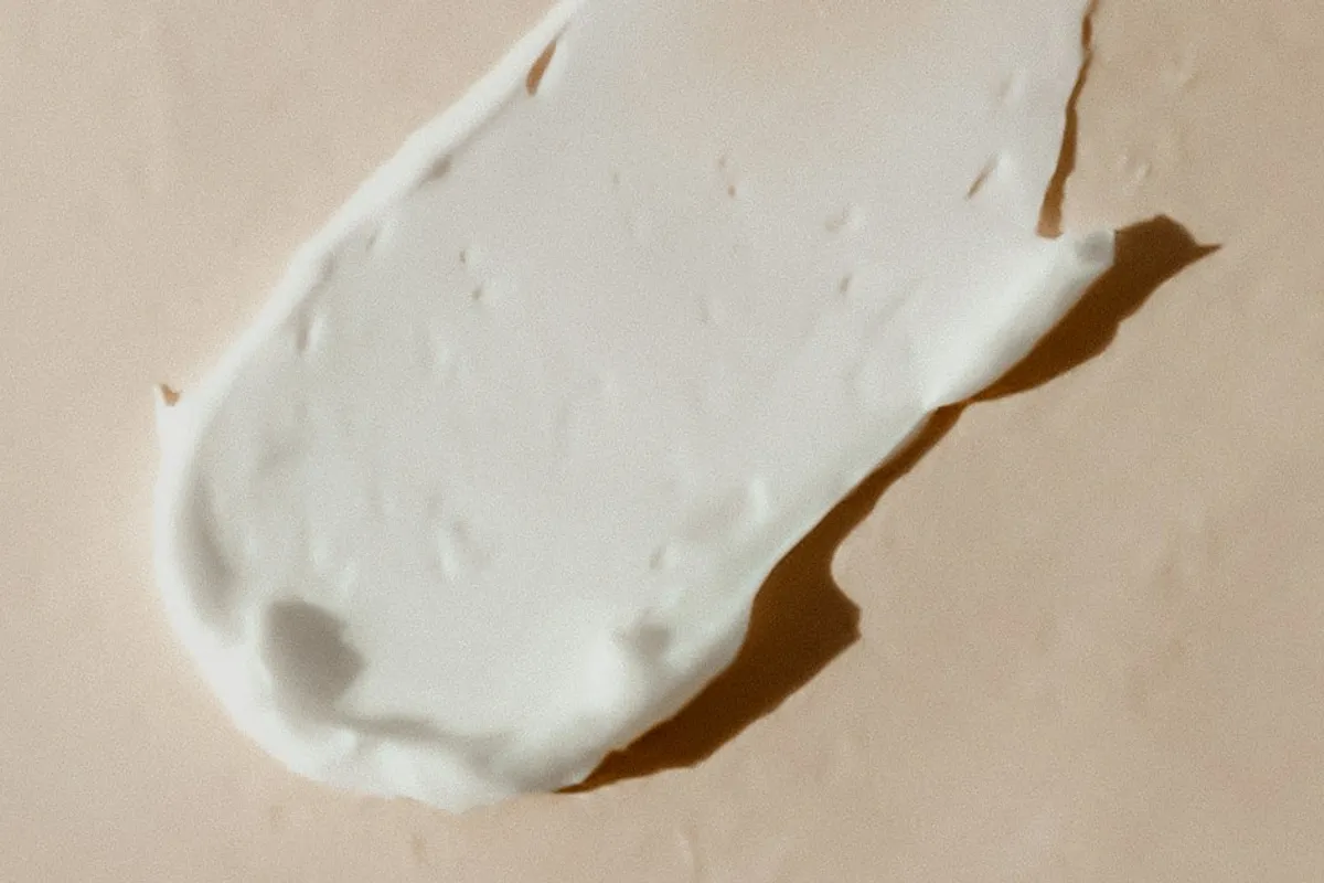 Texture de crème sur un fond neutre